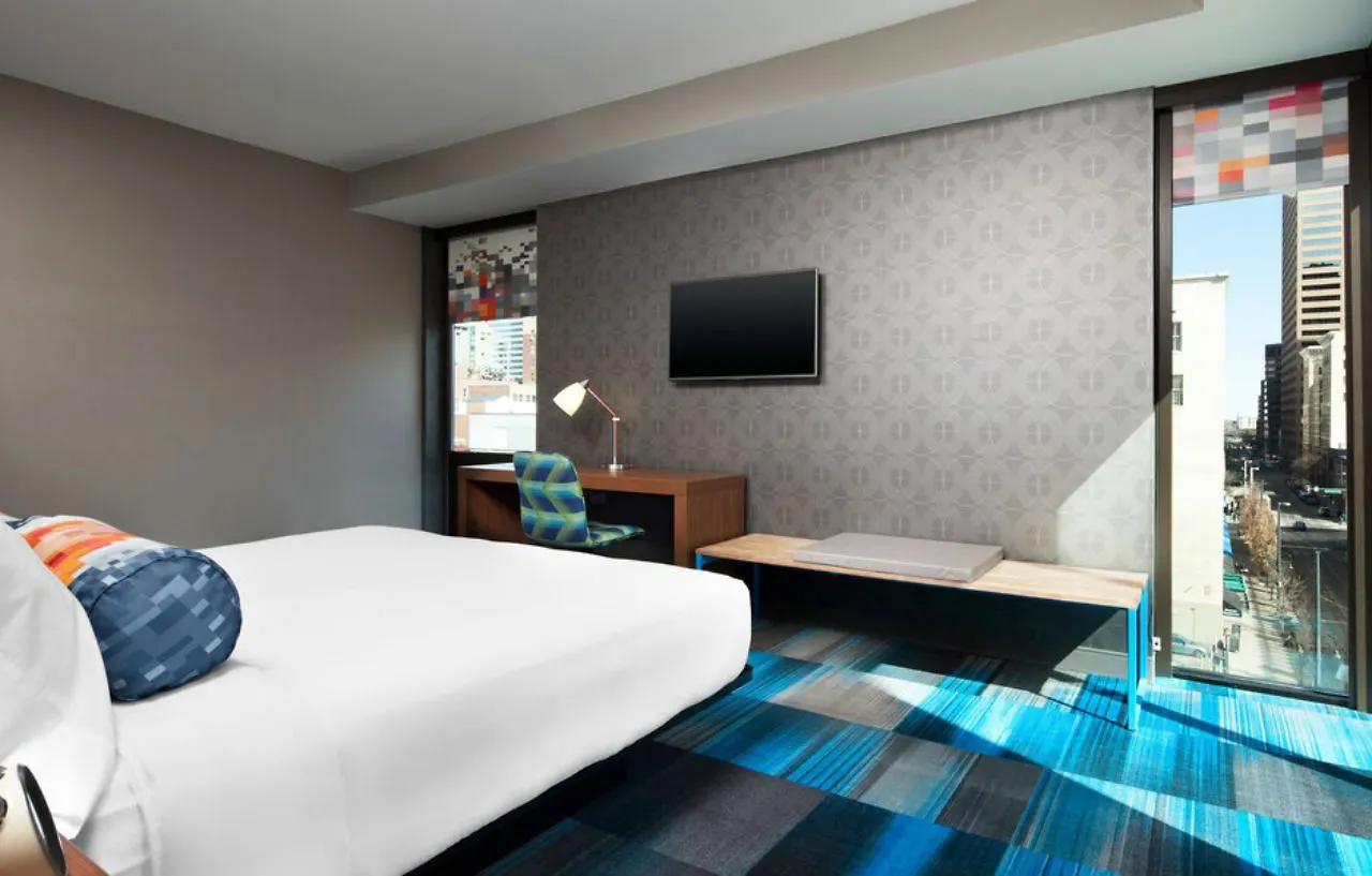 Aloft Denver Downtown 3*,